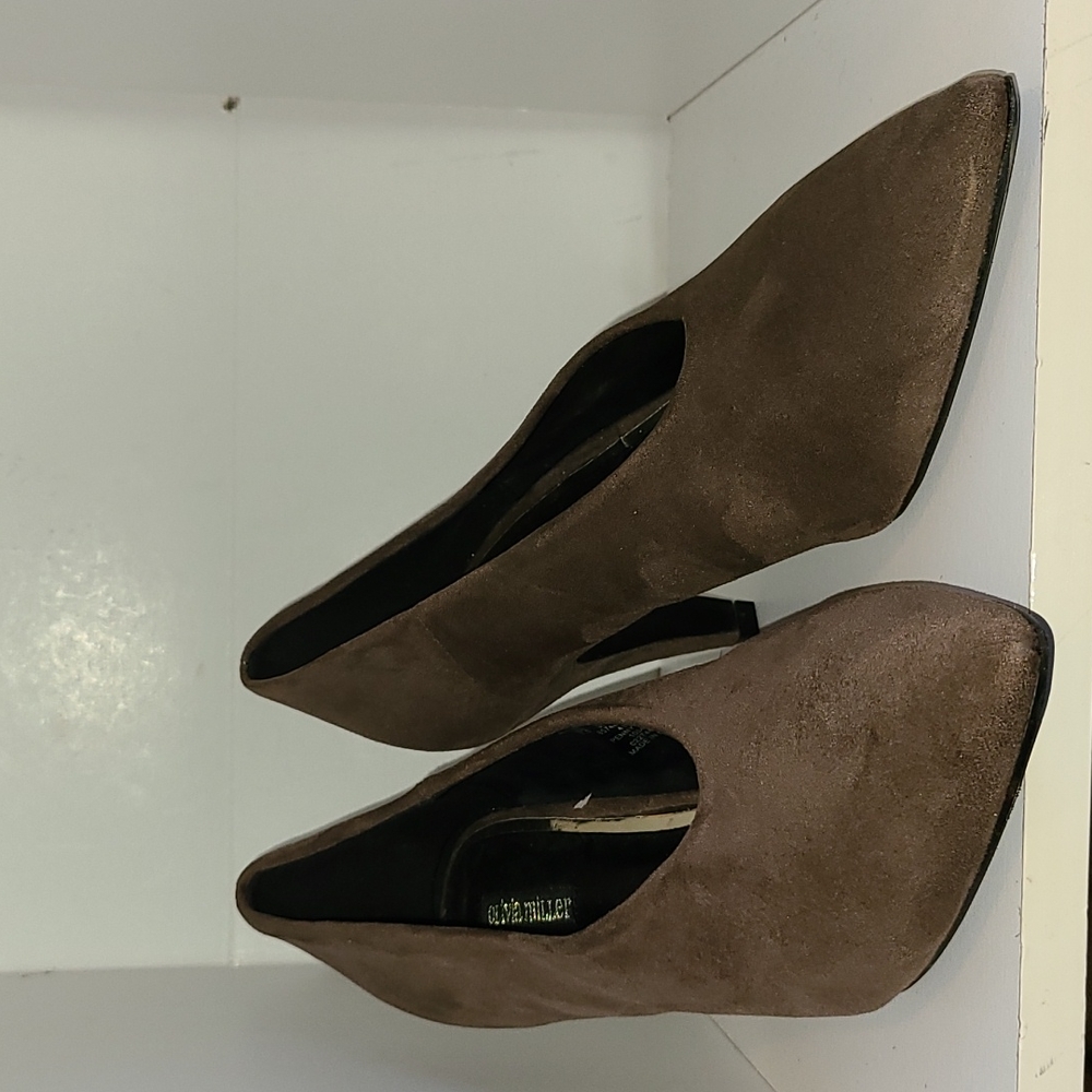 Olivia Miller taupe low heel suede pumps
